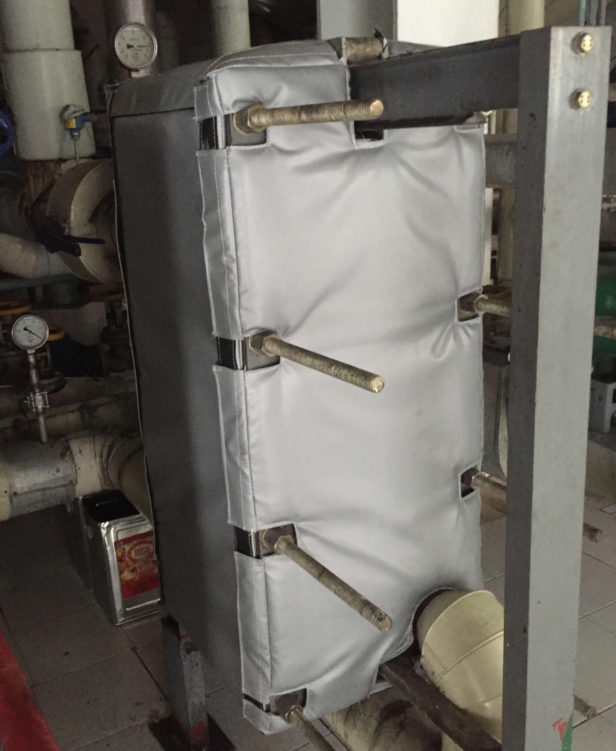 板式<a href=http://www.myfengqiao.cn/e/tags/?tagname=%E6%8D%A2%E7%83%AD%E5%99%A8%E4%BF%9D%E6%B8%A9 target=_blank class=infotextkey>換熱器保溫</a>套