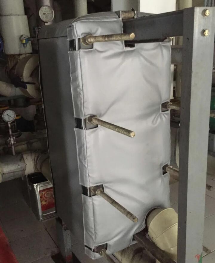 板式<a href=http://www.myfengqiao.cn/e/tags/?tagname=%E6%8D%A2%E7%83%AD%E5%99%A8%E4%BF%9D%E6%B8%A9 target=_blank class=infotextkey>換熱器保溫</a>套